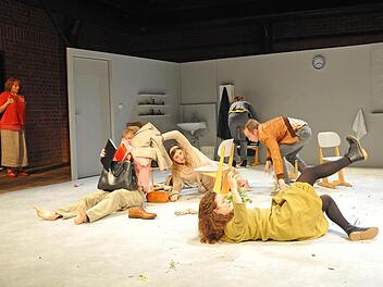 Turbulentes Pennäler-Drama: "Frau Müller muss weg" feierte Premiere im Coburger Theater in der Reithalle (von links: Kerstin Hänel, Oliver Baesler, Sarah Zaharanski, Eva Marianne Berger, Monika Pallua und Ingo Paulick.Foto: Andrea Kremper