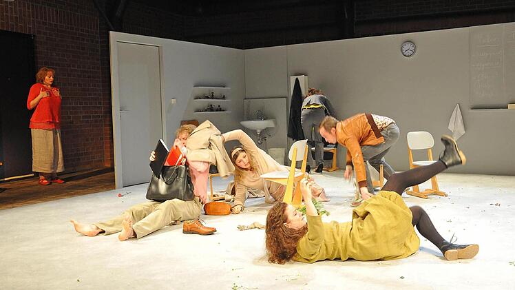 Turbulentes Pennäler-Drama: "Frau Müller muss weg" feierte Premiere im Coburger Theater in der Reithalle (von links: Kerstin Hänel, Oliver Baesler, Sarah Zaharanski, Eva Marianne Berger, Monika Pallua und Ingo Paulick.Foto: Andrea Kremper