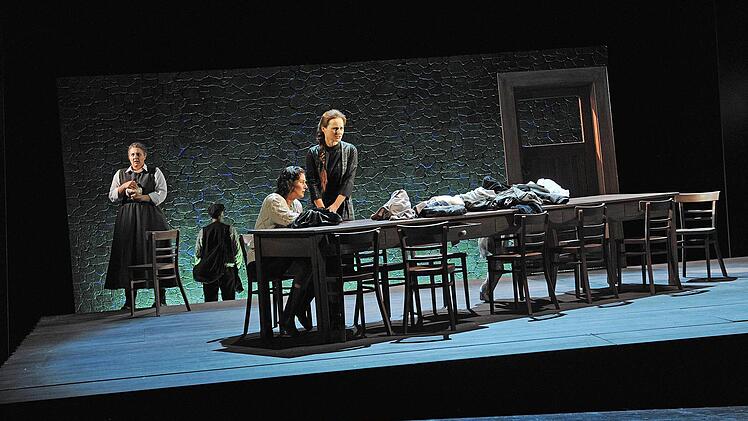Szene aus "Riders to the Sea" am Landestheater CoburgFoto: Andrea Kremper