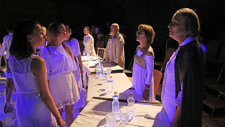 Das "Projekt Parzival" nach einem Text von Tankred Dorst feierte Premiere im Coburger Theater in der Reithalle.Foto: Henning Rosenbusch