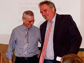 Oberthulbas Bürgermeister Gotthard Schlereth (links) verabschiedete Schulleiter Rektor Hans-Jürgen Hanna. Foto: Gerd Schaar