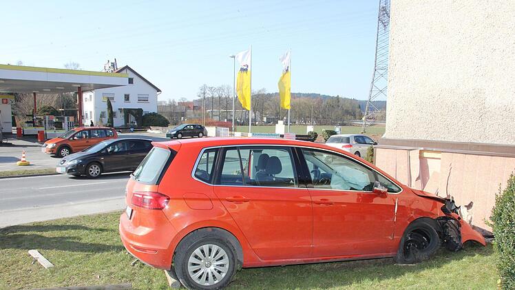 Der Unfall geschah an der B 85 gegenüber der Agip-Tankstelle. Foto: Andreas Schmitt