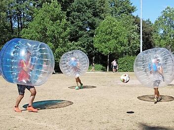 Bubble Soccer sieht ein bisschen aus wie Fu&szlig;ball von einem anderen Stern. Foto: Cindy D&ouml;tsche/Archiv
