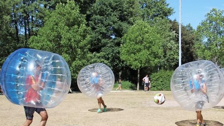 Bubble Soccer sieht ein bisschen aus wie Fu&szlig;ball von einem anderen Stern. Foto: Cindy D&ouml;tsche/Archiv
