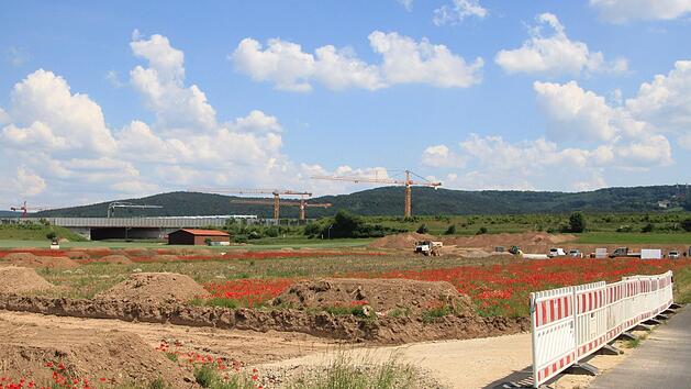 ILichtenfels w&auml;chst: Hinter dem entstehenden Wohngebiet in Reundorf sind die Bauarbeiten f&uuml;r die Gewerbefl&auml;che zu sehen.Jutta Rudel