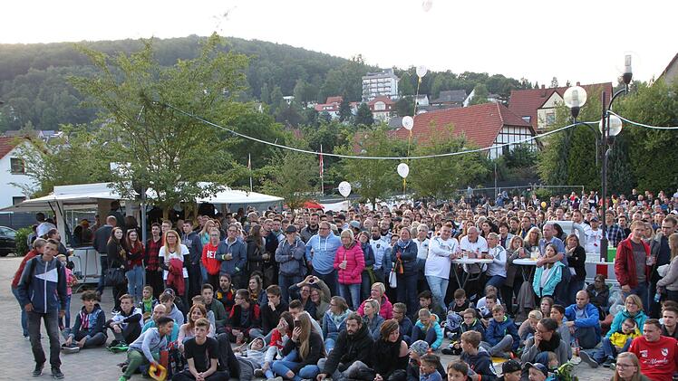 Spannung pur beim Public Viewing auf dem Sinnauplatz Foto: Ulrike Müller