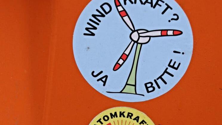 Die Eichlers sind "etwas anders" - künstlerisch und philosophisch angehaucht. Auch das D-Schild ist anders und zeigt die Jahreszahl der Zulassung des VW T2.Helmut Will