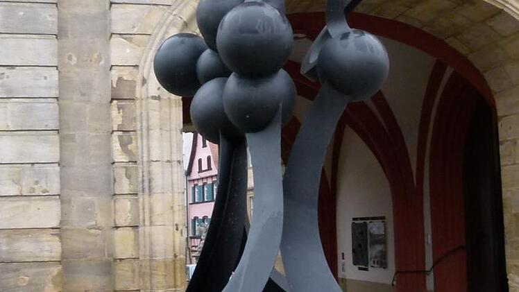 Der "Langsame Traum" steht derzeit noch direkt am Brückenrathaus. Nach dem Ankauf soll die Großplastik an der Bischofsmühle zu sehen sein.  Foto: Marion Krüger-Hundrup