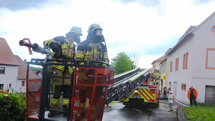 Auch der Drehleiterwagen der Stadtfeuerwehr Hammelburg kam zum Einsatz.Gerd Schaar