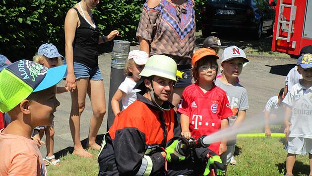 Zum Schluss durften die Kinder den Feuerwehrschlauch ausprobieren - bei der Hitze ein besonders sch&ouml;ner Spa&szlig;.  Irena Baster