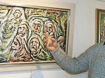 Bernhard Belzer erl&auml;uterte eines seiner Bilder. Foto: Gabriela Ruyter