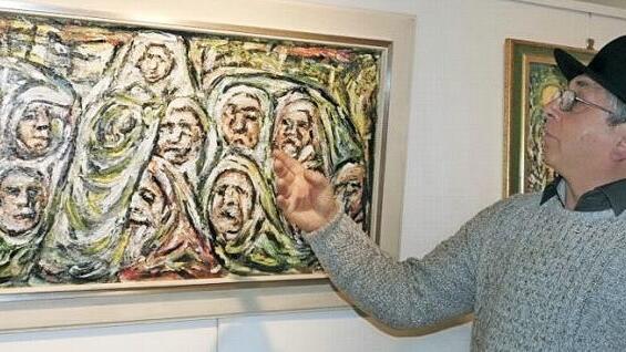 Bernhard Belzer erl&auml;uterte eines seiner Bilder. Foto: Gabriela Ruyter