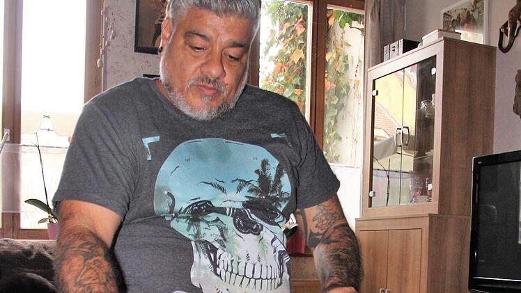 Joe Garcia liebt Tattoos. Damit das neue Bein zum Körper passt, verzierten die Orthopädietechniker den Schaft mit dem Lieblingsmotiv des 53-Jährigen. Bilder von links: Ehe er den Schaft anlegt, zieht er sich eine Silikonhaut über den Stumpf. Lässig zeigt er danach seiner Frau Katrin, Christoph Deittert und Habib Durani (Orthopädie Deittert) sein Bein.  Fotos: Diana Fuchs