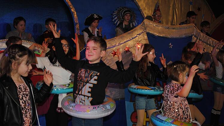 Alle waren mit Begeisterung beim großen Finale der Miniplayback-Show dabei. Foto: Evelyn Schneider