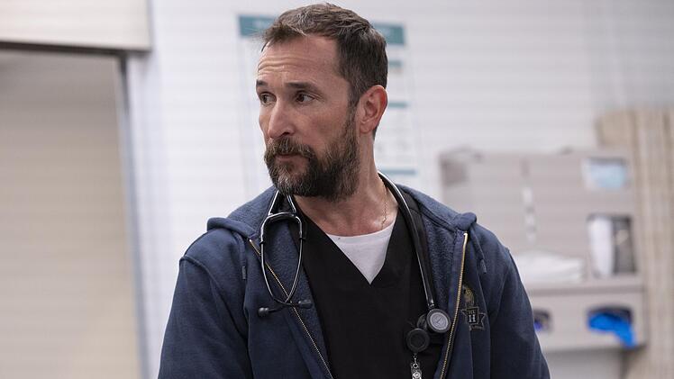 Dr. Robby (Noah Wyle), wie alle in "The Pitt" ihren Chef nennen, arbeitet am Tag, an dem die gesamte Staffel quasi in Echtzeit spielt, zum vorerst letzten Mal in seiner Notaufnahme. Im Anschluss will er ein dreimonatiges Sabbatical f&uuml;r einen Motorrad-Trip nutzen.