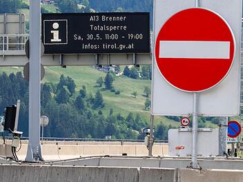 Demonstration und Totalsperre auf Brennerautobahn