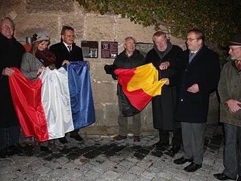 Sie freuen sich über die Charles-de-Gaulle-Gedenktafel am Dickenturm. Im Bild von links: Altlandrat und Mitinitiator Heinz Köhler, Stadträtin von Hennebont Florence Marvin, Bürgermeister Wolfgang Beiergrößlein, der ehemalige Bürgermeister Manfred Raum, Activity-Beauftragter des Lions Clubs Ulrich Stempel, Präsident des Lions Clubs Hans Hablitzel und Präsident der Gesellschaft für deutsch-französische Freundschaft, Hennebont, Alain Coudé