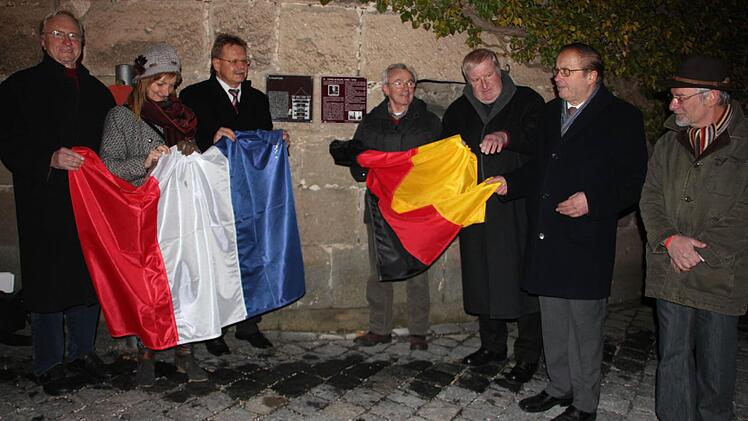 Sie freuen sich über die Charles-de-Gaulle-Gedenktafel am Dickenturm. Im Bild von links: Altlandrat und Mitinitiator Heinz Köhler, Stadträtin von Hennebont Florence Marvin, Bürgermeister Wolfgang Beiergrößlein, der ehemalige Bürgermeister Manfred Raum, Activity-Beauftragter des Lions Clubs Ulrich Stempel, Präsident des Lions Clubs Hans Hablitzel und Präsident der Gesellschaft für deutsch-französische Freundschaft, Hennebont, Alain Coudé