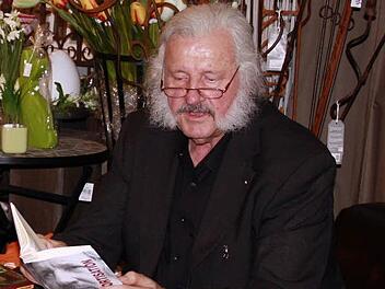 Ingo Cesaros (im Bild) Gedichte wurden durch die Klänge verschiedener Instrumente noch plastischer. Diese spielten die Musiker Bernd Schricker und Werner Weinelt.