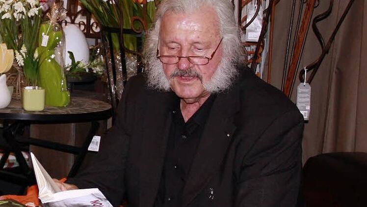 Ingo Cesaros (im Bild) Gedichte wurden durch die Klänge verschiedener Instrumente noch plastischer. Diese spielten die Musiker Bernd Schricker und Werner Weinelt.