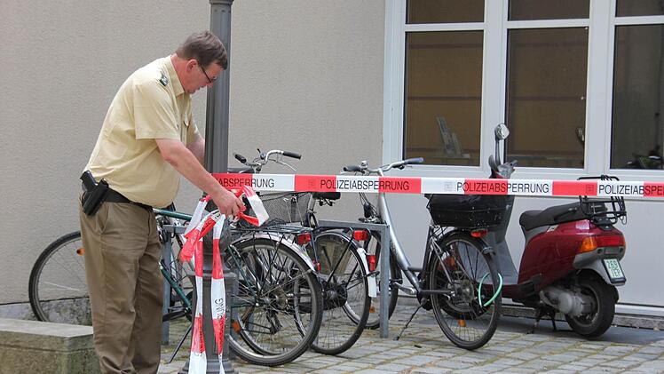 Entwarnung um 12.45 Uhr: Polizei-Chef Görg schickt die Sanitäter heim und entfernt die Polizeiabsperrungen.
