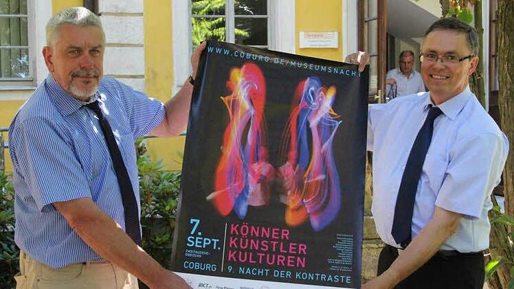 Bürgermeister Norbert Tessmer (links) und Martin Rohm mit dem Festplakat.