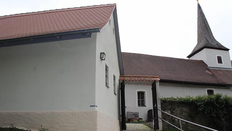 Der Firstbalken und das Giebeldreieck mussten aufwendig restauriert werden, zum angrenzenden Leichenhaus hin wurde eine Fachwerkwand rekonstruiert. Foto: fra-press