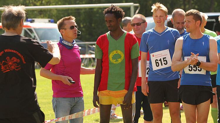 Streckensprecher Oliver Fesser (links) im Gespräch mit dem Äthiopier Mohamed Umar (Dritter von links), der als Asylbewerber in Ebern lebt und auf den 31. Platz kam.