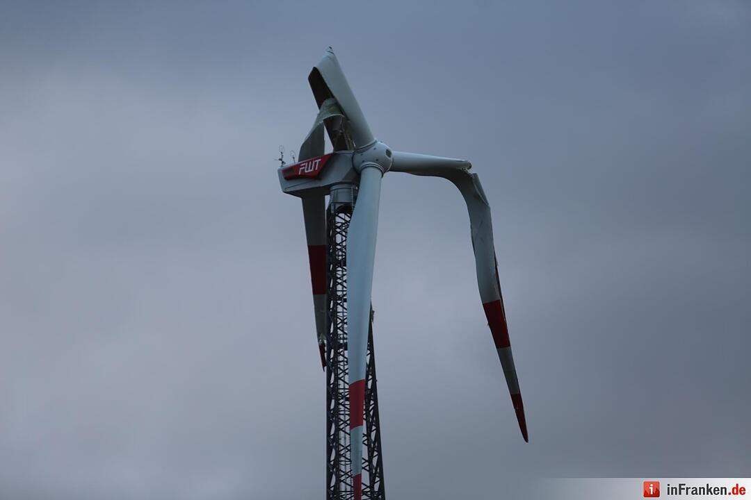 Unwetter über Franken - Böe knickt Rotorblatt ab