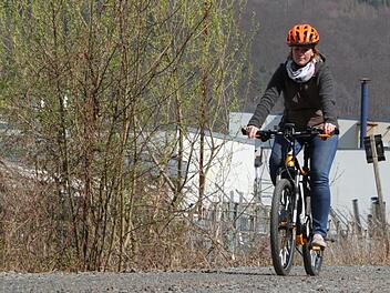 Diese Testfahrerin probiert den Streckenabschnitt hinter dem Metallwerk schon mal aus. Foto: Ulrike Müller