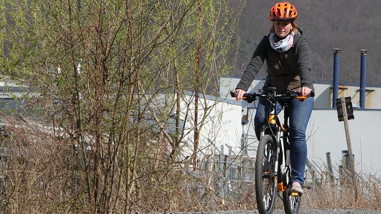 Diese Testfahrerin probiert den Streckenabschnitt hinter dem Metallwerk schon mal aus. Foto: Ulrike Müller