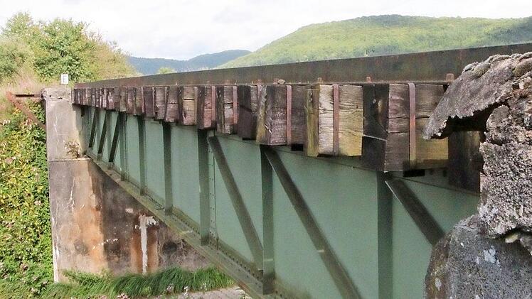 Der Beton der Gasseldorfer Eisenbahnbrücke bröckelt. Er muss saniert werden.  Fotos: Josef Hofbauer