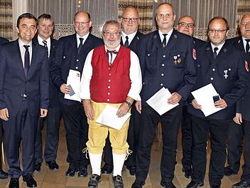 Staatliche Ehrungen standen im Mittelpunkt einer Festveranstaltung anlässlich von "50 Jahre Fahnenweihe" bei der Feuerwehr in Wolfersgrün: Von links Kreisbrandmeister Hans Stumpf, Bürgermeister Jens Korn, stellv. Landrat Gerhard Wunder, Vorsitzender Harald Gremer (Silber), Eberhard Braunersreuther (Gold), Kommandant Dieter Gräf, Roland Schubert (Gold), Hans-Jürgen Gremer, Markus Schön (beide Silber), Kreisbrandinspektor Hans-Ulrich Müller und Kreisbrandrat Joachim Ranzenberger.  Foto: Michael...