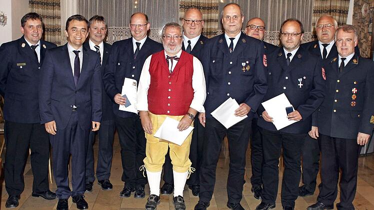 Staatliche Ehrungen standen im Mittelpunkt einer Festveranstaltung anlässlich von "50 Jahre Fahnenweihe" bei der Feuerwehr in Wolfersgrün: Von links Kreisbrandmeister Hans Stumpf, Bürgermeister Jens Korn, stellv. Landrat Gerhard Wunder, Vorsitzender Harald Gremer (Silber), Eberhard Braunersreuther (Gold), Kommandant Dieter Gräf, Roland Schubert (Gold), Hans-Jürgen Gremer, Markus Schön (beide Silber), Kreisbrandinspektor Hans-Ulrich Müller und Kreisbrandrat Joachim Ranzenberger.  Foto: Michael...