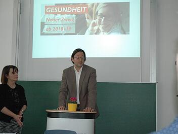 OStRin Susanne Werner und OStR Jens Aumüller (von links) stellten die Möglichkeit für die neue Ausbildungsrichtung "Gesundheit" an der Regiomontanus-Schule Coburg vor. Foto: Edwin Meißinger