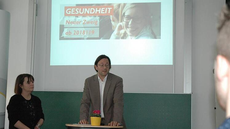 OStRin Susanne Werner und OStR Jens Aumüller (von links) stellten die Möglichkeit für die neue Ausbildungsrichtung "Gesundheit" an der Regiomontanus-Schule Coburg vor. Foto: Edwin Meißinger