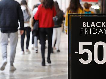 In Osnabrück sind Schnäppchenjäger in einem Bekleidungsgeschäft aneinander geraten. Am Black Friday kam es in dem Laden zu einer Massenschlägerei zwischen 40 Kunden.  Foto: Clara Margais/dpa