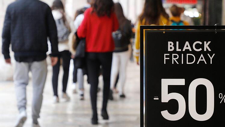 In Osnabrück sind Schnäppchenjäger in einem Bekleidungsgeschäft aneinander geraten. Am Black Friday kam es in dem Laden zu einer Massenschlägerei zwischen 40 Kunden.  Foto: Clara Margais/dpa