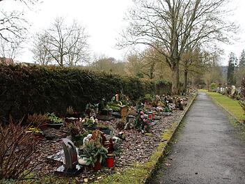 Nichts geht mehr: Das Urnenfeld im Münnerstädter Friedhof ist voll. Foto: Thomas Malz