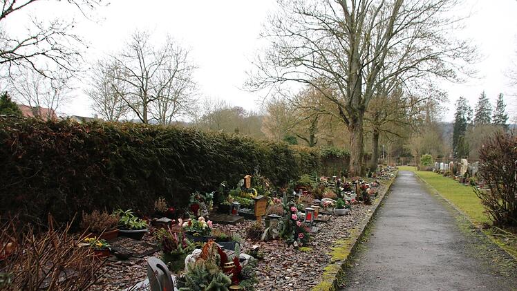 Nichts geht mehr: Das Urnenfeld im Münnerstädter Friedhof ist voll. Foto: Thomas Malz