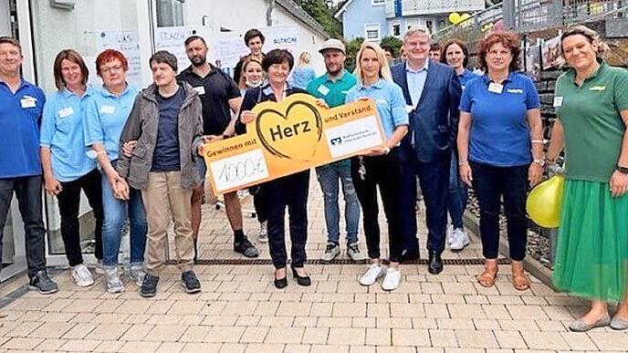 Die Raiffeisenbank Obermain Nord überraschte die Gesamtleiterin der Förderstätte, Sabine Schubert, mit einem Scheck über 1000 Euro.