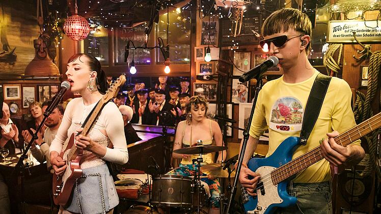 Die Chemnitzer Indie-Pop-Band Blond war schon häufiger bei "Inas Nacht" zu Gast und heizt den Gästen im "Schellfischposten" auch diesmal wieder ein.