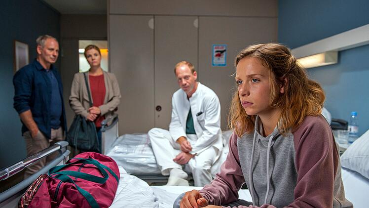 Jana (Lena Klenke, rechts) bleibt stur: "Ich lass mich nicht noch einmal aufschneiden", macht sie ihren Eltern (Michael Lott, links, Annette Frier) und ihrem behandelnden Arzt Dr. Korten (Johann von Bülow) unmissverständlich klar.
