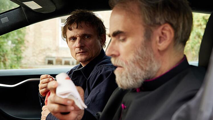 Domvikar Billing (Sebastian Blomberg, rechts) spricht im Auto mit Daniel (Florian Lukas), der im Kloster Antworten auf sein kaum gelungenes Leben sucht.