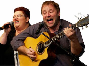 Sonja am Mikrofon(links) und Wulli an der Gitarre. Foto: Archiv