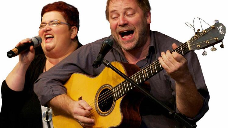 Sonja am Mikrofon(links) und Wulli an der Gitarre. Foto: Archiv