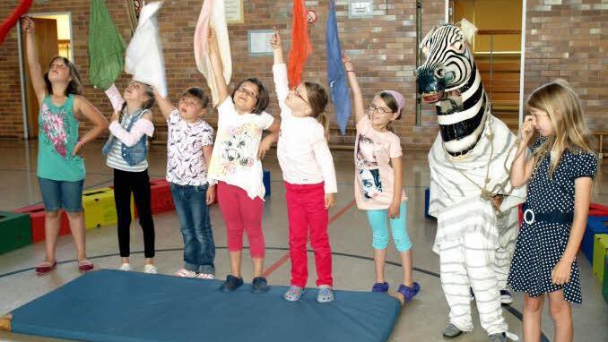 Bändertanz mit Zebra (von links): Laura, Lena, Julia, Sophia, Lisa, Maya und das Zebra mit Joas und Vinzent, geführt von Angelina.