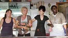 Sie schunkeln zu den Klängend er Kirchweihmusikanten.