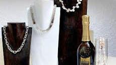 Herzstück der "Schmuckschmiede" ist der neue Werktisch mit vier Arbeitsplätzen, der es nun auch ermöglicht, Goldschmiedekurse zu geben und in Gemeinschaft kreativ zu sein - denn Teamwork wird in der "Schmuckschmiede" ganz groß geschrieben.