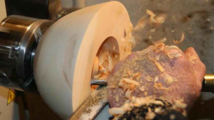 Es hat etwas Faszinierendes, wie sich aus den fliegenden Spänen die neue Form erkennen lässt.